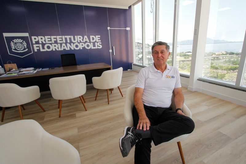 Imagem do prefeito de Florianópolis sentado de perna cruzada