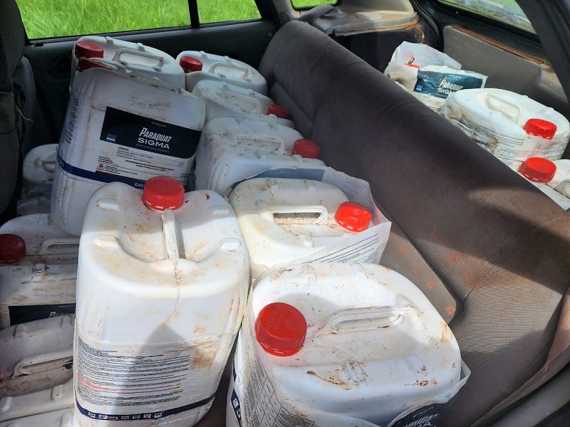 Os policiais desconfiaram do banco coberto com uma manta. O carro foi abordado na BR-153 com produtos contrabandeado. &mdash; Foto: PRF/Reprodu&ccedil;&atilde;o/ND