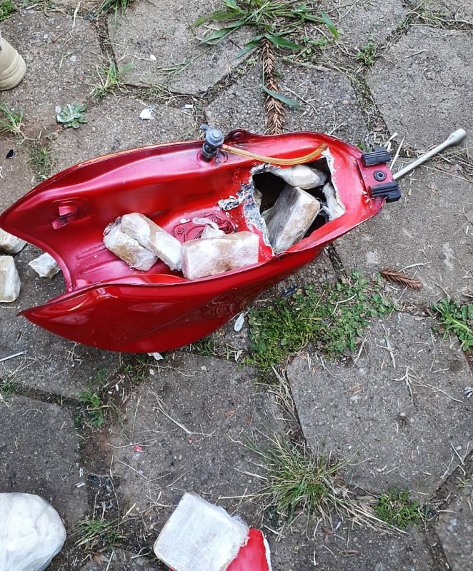 Droga foi encontrada em diversos compartimentos falsos. – Foto: PRF/Divulga&ccedil;&atilde;o/ND