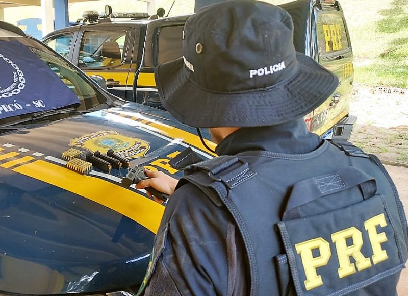 Arma foi encontrada em uma picape Mitsubishi, abordada durante fiscaliza&ccedil;&atilde;o de rotina. – Foto: PRF/Divulga&ccedil;&atilde;o/ND