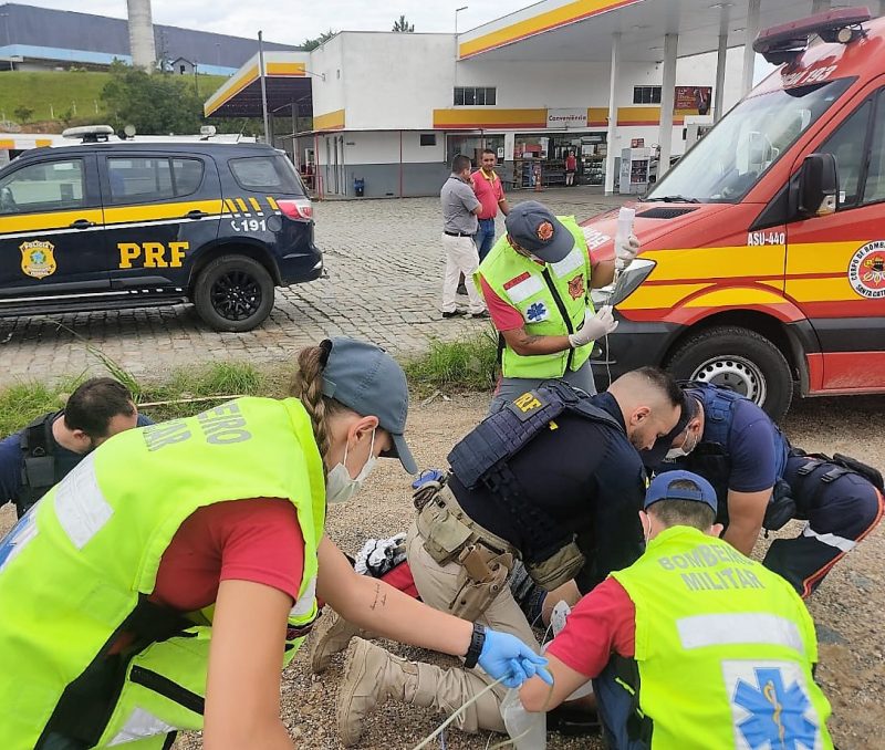 Homem estava ca&iacute;do quando policiais iniciaram a manobra de ressuscita&ccedil;&atilde;o cardiopulmonar – Foto: Pol&iacute;cia Rodovi&aacute;ria Federal/Reprodu&ccedil;&atilde;o/ND