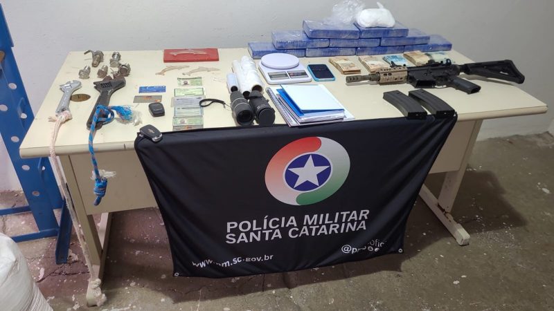 Apartamento em Cambori&uacute; funcionava como laborat&oacute;rio de coca&iacute;na – Foto: Pol&iacute;cia Militar/Reprodu&ccedil;&atilde;o/ND