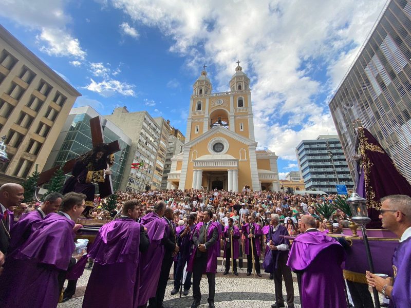 Fi&eacute;is acompanharam imagens em fim de semana de f&eacute; e ora&ccedil;&atilde;o – Foto: Adriana Laffin/Divulga&ccedil;&atilde;o/ND