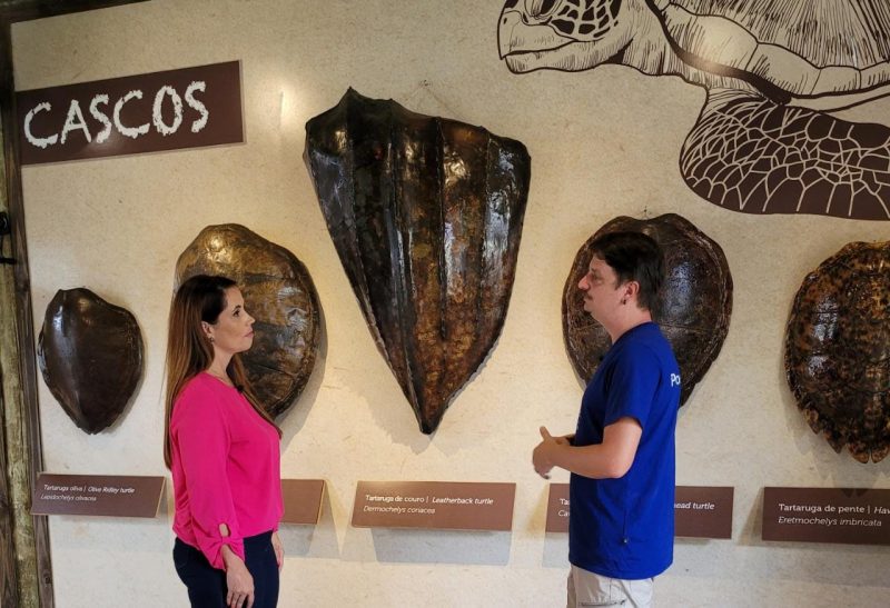 Daniel Rog&eacute;rio, coordenador de visitantes do Projeto Tamar, conta que muitas das mortes de tartarugas no local foram devido a res&iacute;duos pl&aacute;sticos – Foto: J&eacute;ssica Schmidt/Especial para o ND