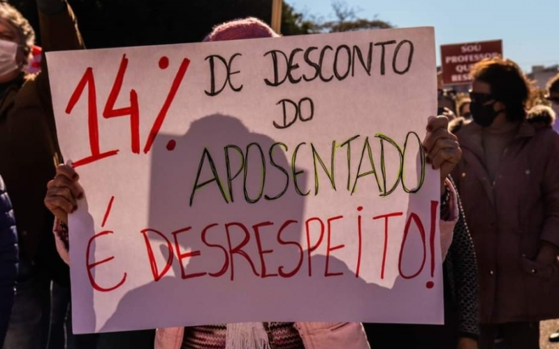 Aposentados protestam contra desconto sobre proventos – Foto: Sinte-SC