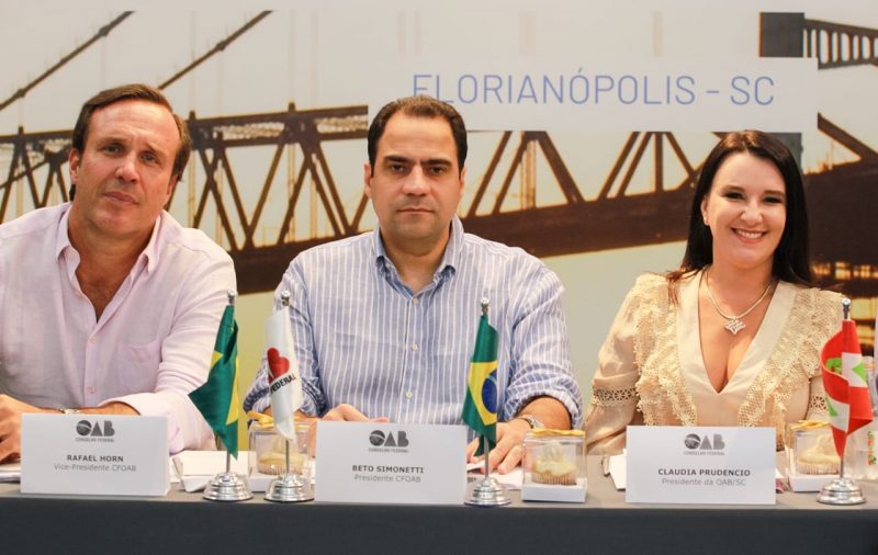 Rafael Horn, Beto Simonetti e Cl&aacute;udia Prud&ecirc;ncio – Foto: Eduardo Tarasca/OAB-SC/Divulga&ccedil;&atilde;o/ND