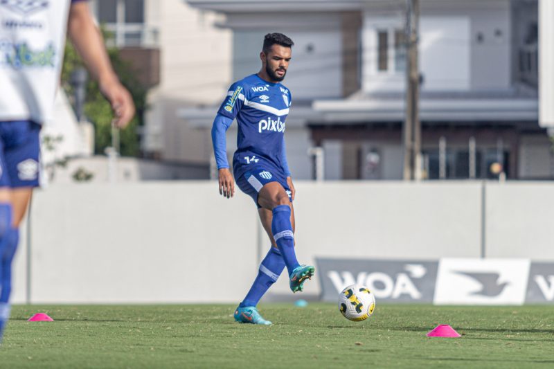 Raniele durante treino do Avaí 