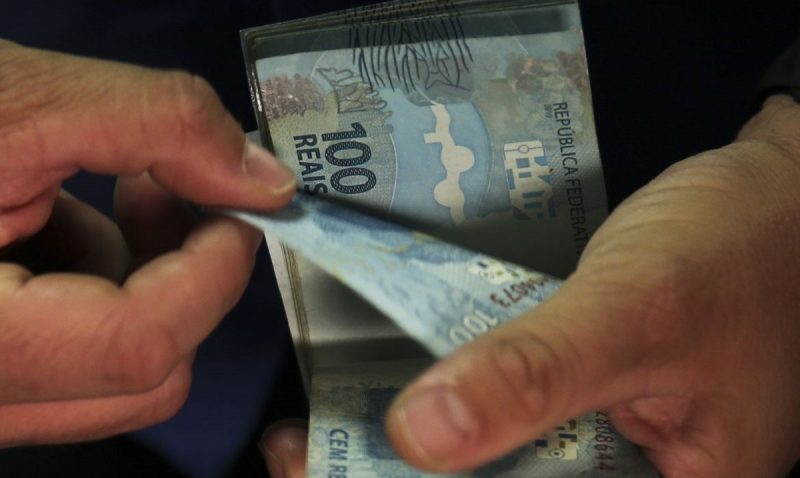 notas de R$ 100 ilustram notícia sobre a renda média de Santa Catarina