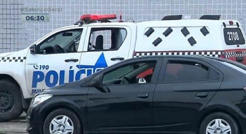 Mulher e beb&ecirc; seguem como ref&eacute;ns de criminoso desde a noite desta quarta (8) – Foto: Reprodu&ccedil;&atilde;o /Record TV