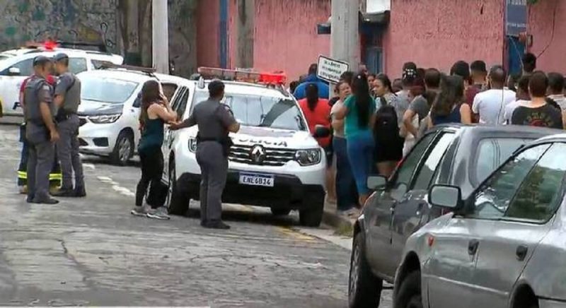 Pais e familiares dos alunos est&atilde;o em frente &agrave; escola para retirar os estudantes – Foto: Reprodu&ccedil;&atilde;o/ Record TV
