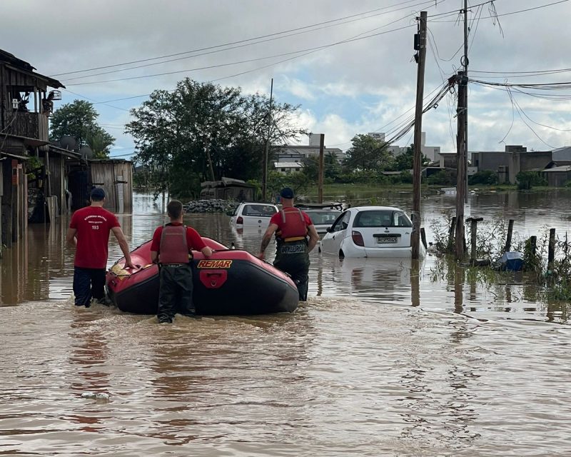 Corpo de Bombeiros Militar resgata moradores em Itaja&iacute; nesta quinta-feira (23)
