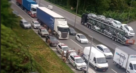 Viaturas da PM durante a a&ccedil;&atilde;o – Foto: PM/Divulga&ccedil;&atilde;o/ND