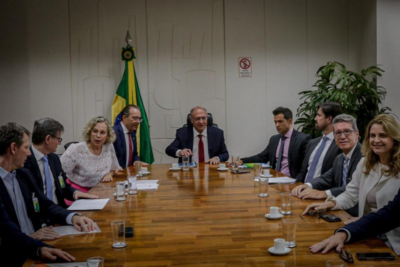 Vice-presidente e ministro do Desenvolvimento, Gerald Alckmin, recebe empresários do setor têxtil em Brasília &#8211; Foto: Gabriel Lemes/Divulgação/ND