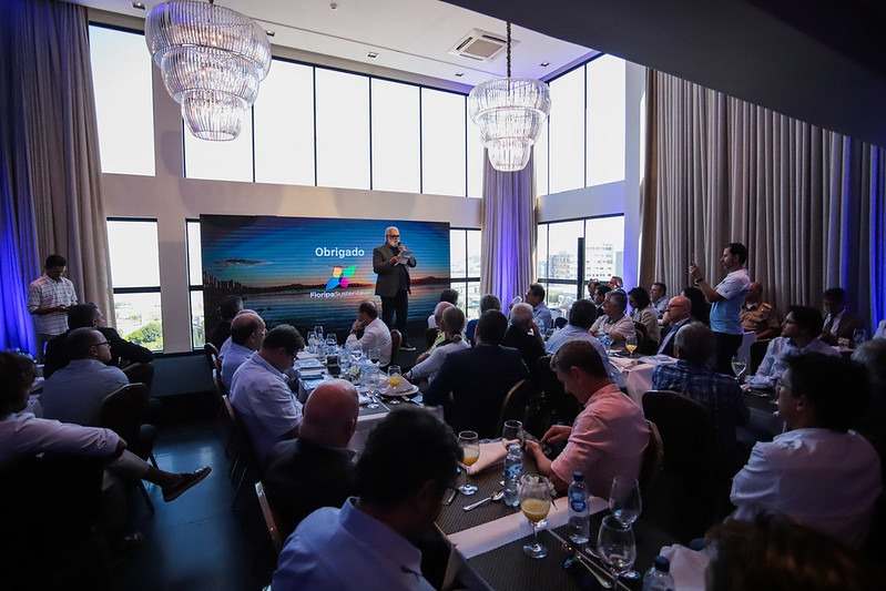 Manifesto foi lido pelo publicit&aacute;rio Roberto Costa, um dos fundadores do Floripa Sustent&aacute;vel – Foto: Divulga&ccedil;&atilde;o/ND