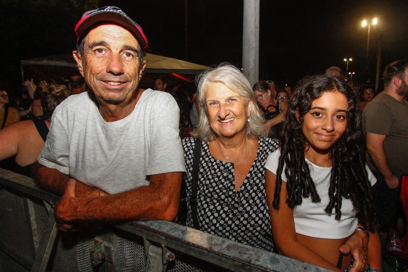 Ronaldo Cl&eacute;lia e a neta Eloah, 11 anos, no show do Daza com a Camerata – Foto: Leo Munhoz/ND