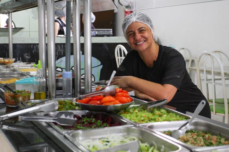 Comerciante Denise Cunha, junto com o marido, &eacute; propriet&aacute;ria de restaurante Avenida Arthur Mariano – Foto: Cristiano Estrela/Especial para o ND