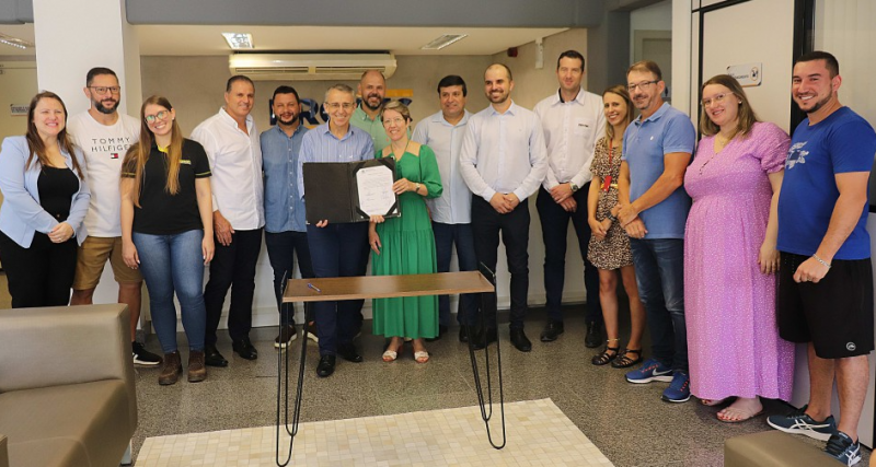 A rua Elsa Mette ter&aacute; 187 metros pavimentados neste m&ecirc;s ap&oacute;s assinatura da ordem de servi&ccedil;o da obra por parte do prefeito de Blumenau – Foto: Divulga&ccedil;&atilde;o