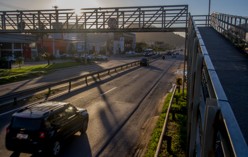 Por meio da rodovia &eacute; poss&iacute;vel ter acesso aos principais bares e baladas da Capital, que ganham ainda mais destaque na temporada de ver&atilde;o – Foto: Flavio Tin/ND