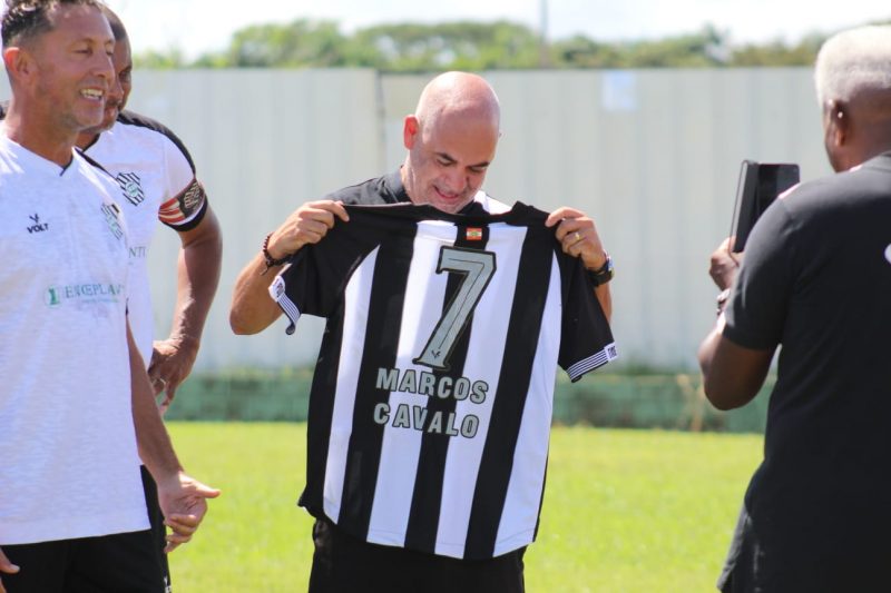 Xandinho, genro do ex-ponta Marcos Cavalo, recebe a homenagem do Master do Figueirense. – Foto: Newmar Fernandes/Futlages