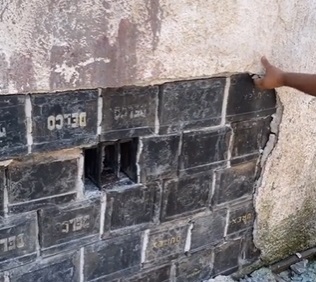 &lsquo;S&oacute; brasileiro mesmo&rsquo;, diz pedreiro ao encontrar muro feito de baterias de carro – Foto: Redes sociais / Reprodu&ccedil;&atilde;o ND