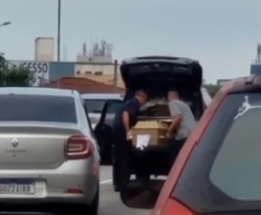 V&Iacute;DEO: Caix&atilde;o cai de carro f&uacute;nebre em avenida movimentada de SP – Foto: Redes sociais / Reprodu&ccedil;&atilde;o ND