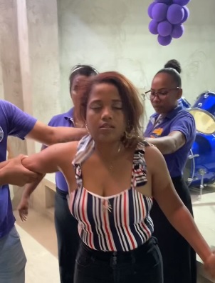 F&atilde; de Shakira? Mulher &lsquo;possu&iacute;da&rsquo; canta Waka Waka durante cerim&ocirc;nia em igreja – Foto: Redes sociais / Reprodu&ccedil;&atilde;o ND