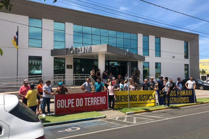 V&iacute;timas do golpe dos terrenos em Ararangu&aacute; tem realizado protestos exigindo justi&ccedil;a. – Foto: Beatriz Formanski