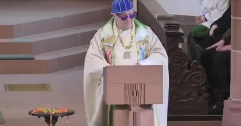 Padre surpreende com habilidades de rap e estilo descolado durante missa – Foto: Redes sociais / Reprodu&ccedil;&atilde;o ND