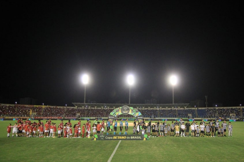 Sergipe X Botafogo  Nos 9m36s de acréscimo até o escanteio que