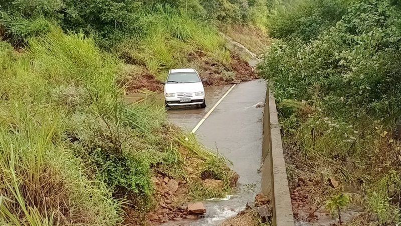 Vec&iacute;ulo ficou entre duas barreiras que ca&iacute;ram na Serra da Rocinha no Sul de SC – Foto: Divulga&ccedil;&atilde;o/ND