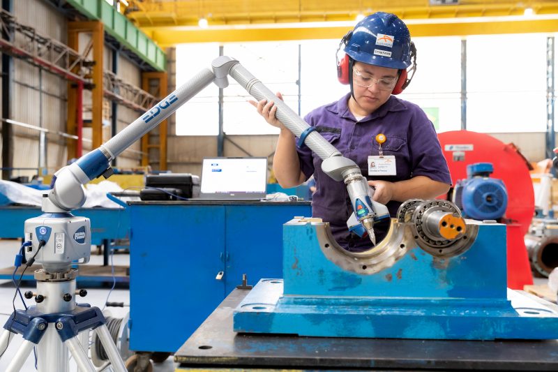 Mec&acirc;nica de equipamentos na unidade Vega da ArcelorMittal, Sthefanie Reinert Pereira, de S&atilde;o Francisco do Sul, entrou na unidade por meio do Programa Sustentabilidade T&eacute;cnica, iniciativa que promove oportunidades e a inclus&atilde;o – Foto: Divulga&ccedil;&atilde;o