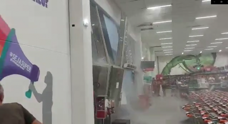 Toldo &eacute; ‘arremessado’ contra entrada de supermercado em SC durante temporal – Foto: Internet/Reprodu&ccedil;&atilde;o/ND