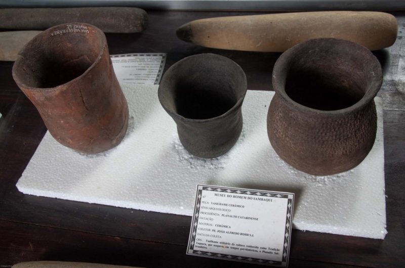 As cer&acirc;micas desta tradi&ccedil;&atilde;o tem estrutura mais escura, possuem menor quantidade de conchas e s&atilde;o mais rasas – Foto: Museu do Homem de Sambaqui Padre Jo&atilde;o Alfredo Rohr/ Divulga&ccedil;&atilde;o/ ND