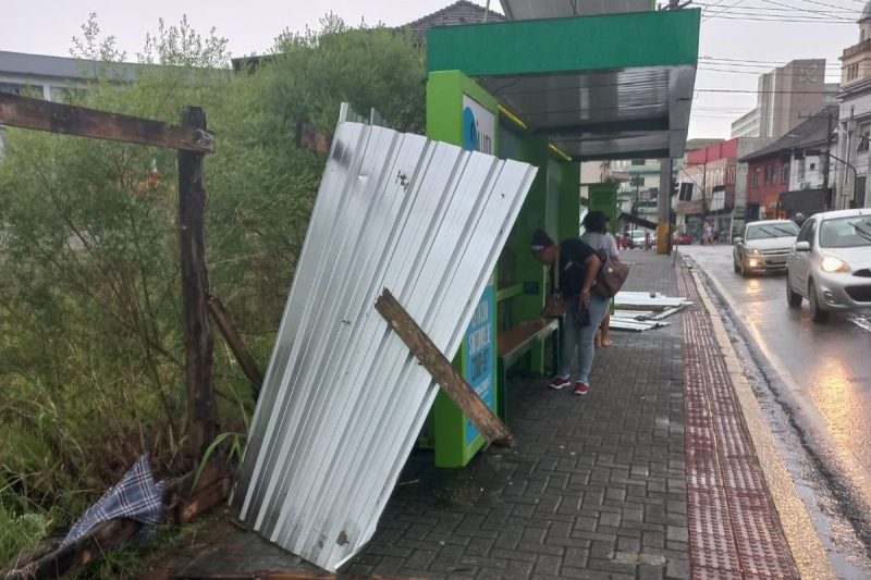 VÍDEOS E FOTOS Ventos fortes causam estragos na região central de