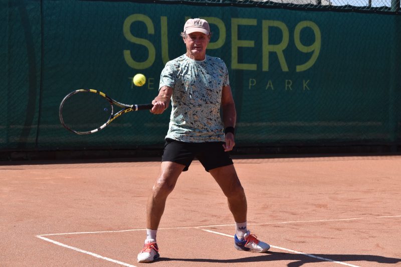Experi&ecirc;ncia nas quadras de T&ecirc;nis: Argentino Horacio Melo derrota cabe&ccedil;a 1 e est&aacute; na semi dos 70 anos – Foto: Gustavo Werneck
