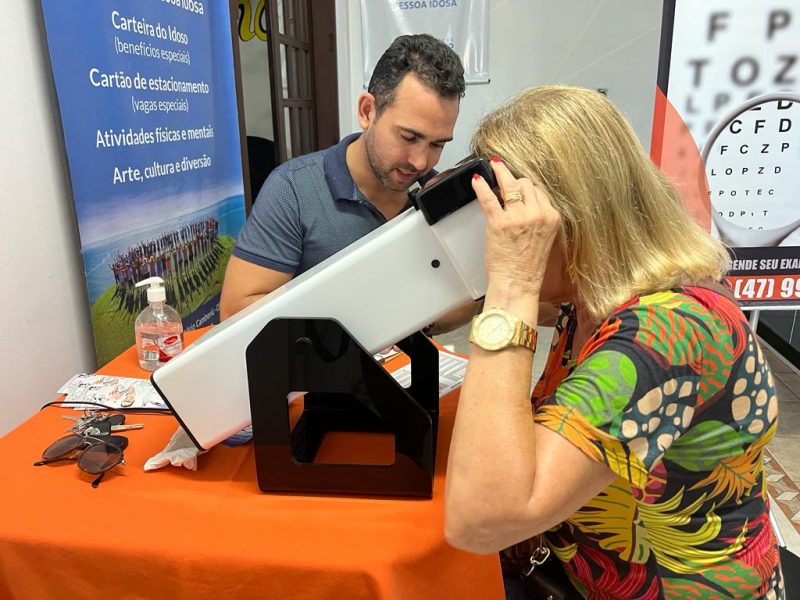 Balne&aacute;rio Cambori&uacute; fornece teste r&aacute;pidos de vis&atilde;o para idosos