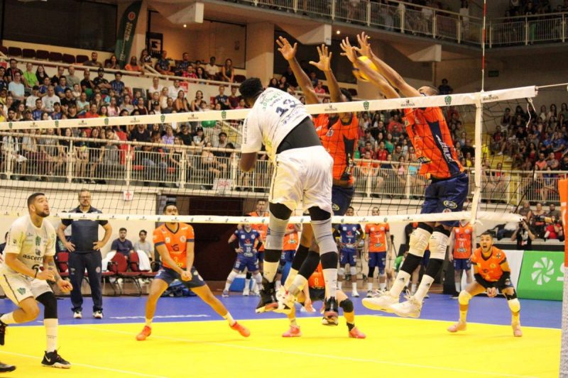 Joinville V&ocirc;lei e Monte Carmelo se enfrentaram na noite desta quinta-feira (30), no Centreventos Cau Hansen – Foto: Daniella Kamarowski