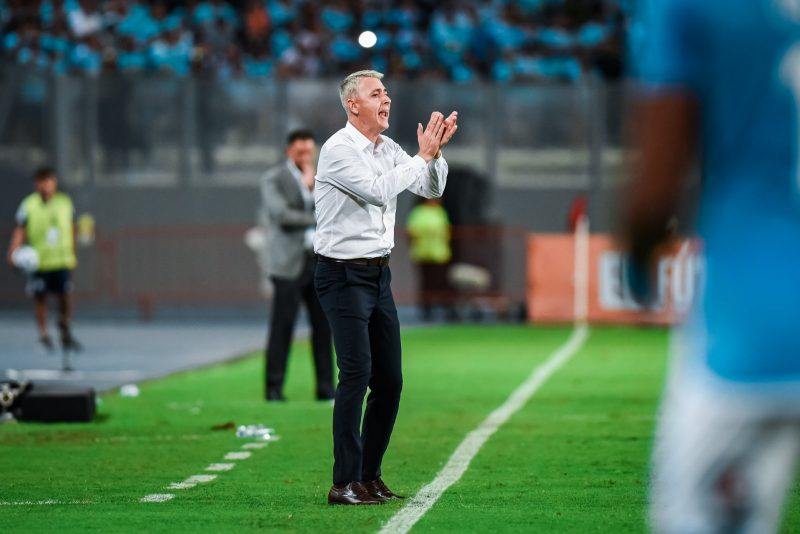 Tiago Nunes durante jogo do Sporting Cristal, do Peru, na Libertadores
