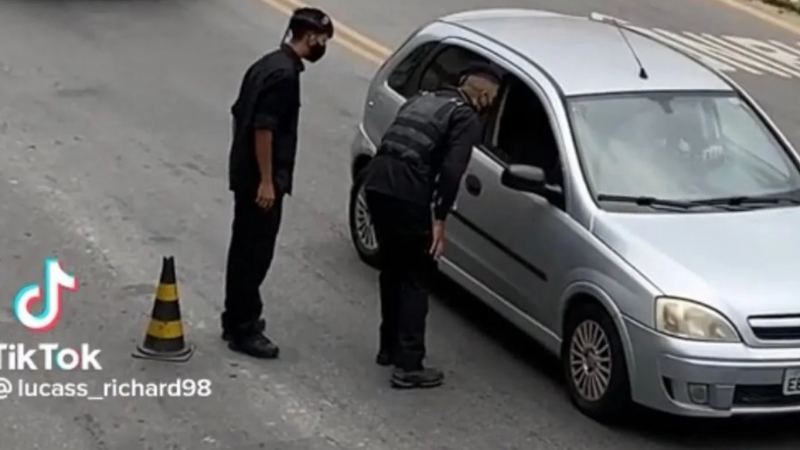 Tiktokers viralizaram na web após realizar uma blitz falsa em São Paulo
