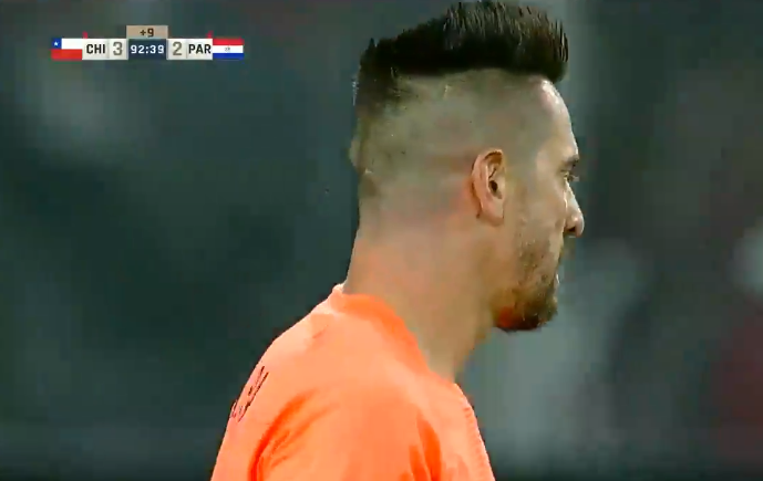 Goleiro sofre gol bizarro em cobran&ccedil;a de escanteio – Foto: FCF