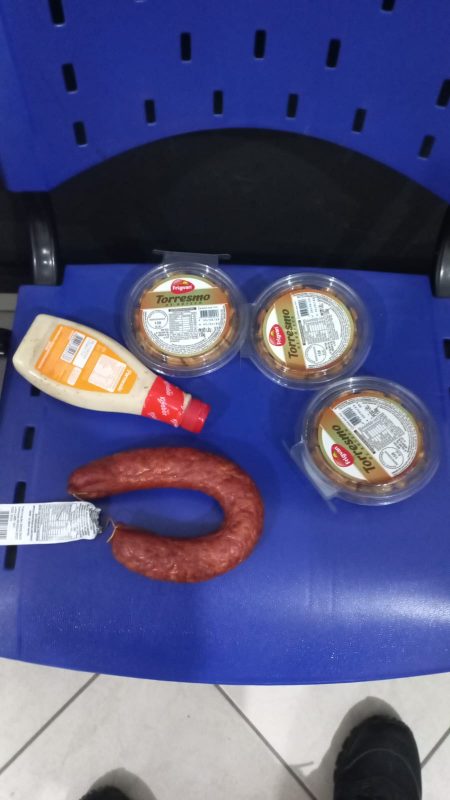 Homem tamb&eacute;m levou torresmo, lingui&ccedil;a e molho parmes&atilde;o – Foto: Pol&iacute;cia Militar/Reprodu&ccedil;&atilde;o/ND