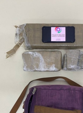 Homem &eacute; preso por tr&aacute;fico de drogas ap&oacute;s tentar fugir da pol&iacute;cia em Blumenau – Foto: Pol&iacute;cia Militar / Reprodu&ccedil;&atilde;o ND