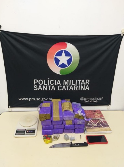 Motorista &eacute; preso com mais de 10 kg de droga em Blumenau – Foto: Pol&iacute;cia Militar / Reprodu&ccedil;&atilde;o ND