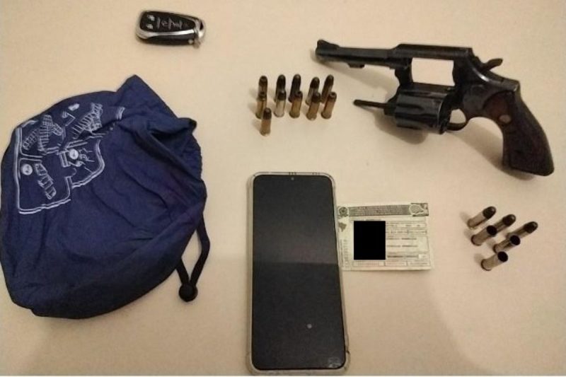 Material encontrado com o suspeito – Foto: Pol&iacute;cia Militar/Divulga&ccedil;&atilde;o/ND