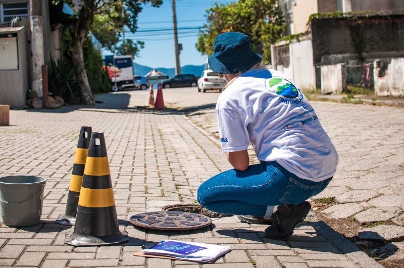 Fiscais do Programa Trato pela Lagoa analisam o sistema de esgoto na Lagoa da Conceição