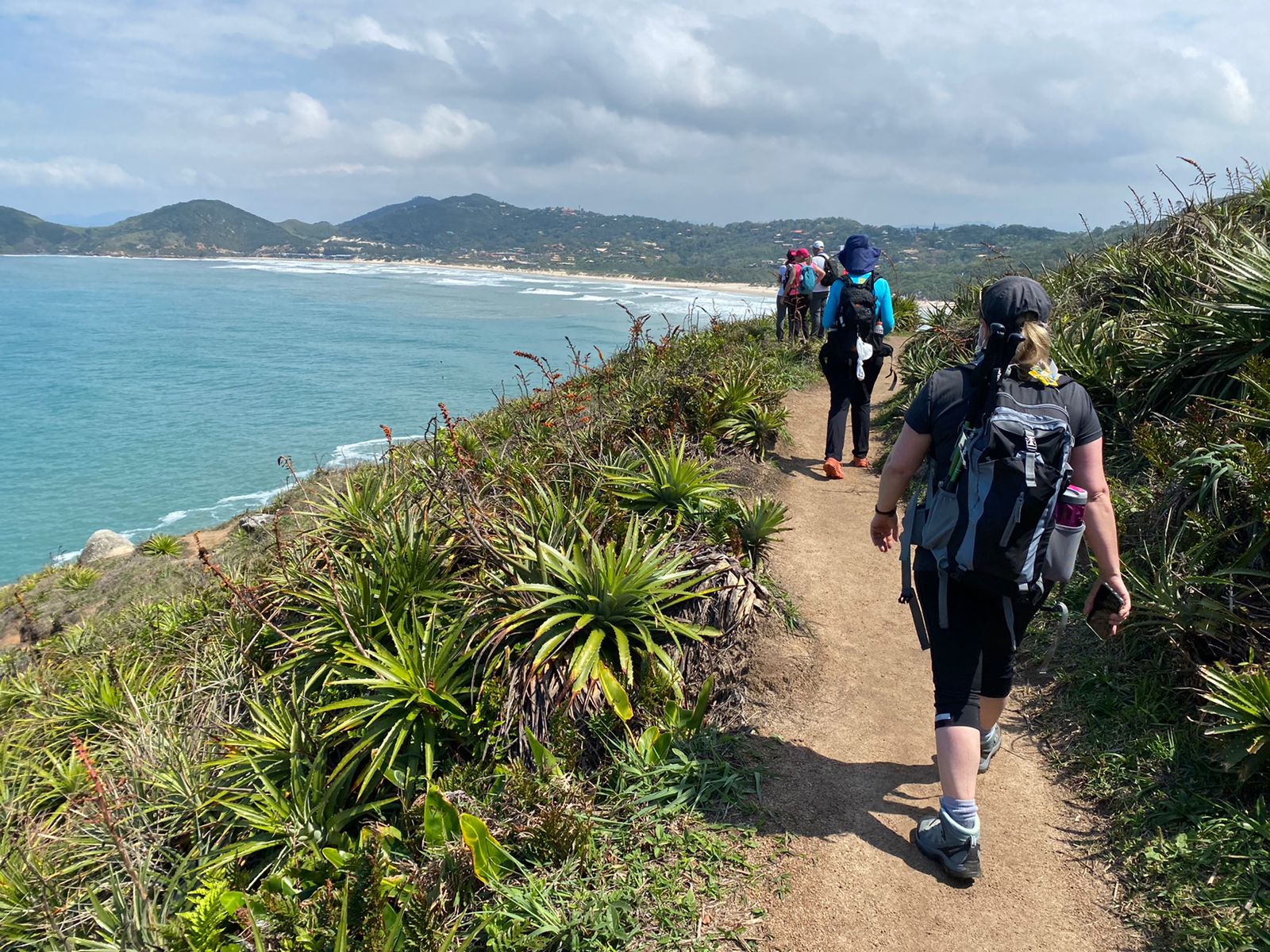 4 trilhas em SC para caminhada que você pode fazer com vista para o mar