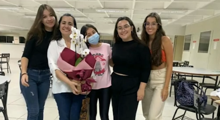 Ap&oacute;s o ocorrido, Linares recebeu flores de colegas – Foto: Record TV/Reprodu&ccedil;&atilde;o/ND