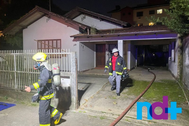 Bombeiros durante o atendimento – Foto: Ricardo Alves/NDTV