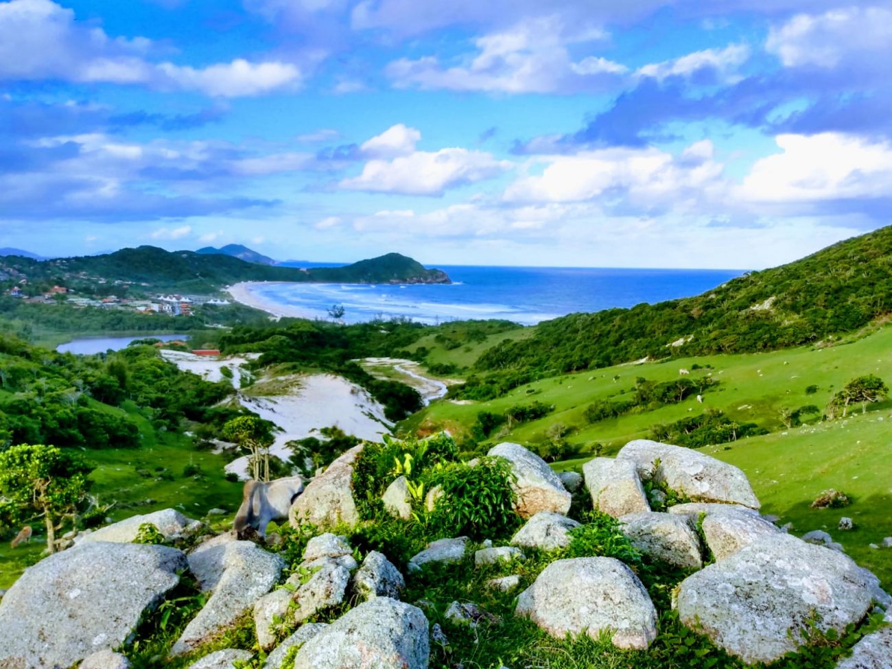 4 trilhas em SC para caminhada que você pode fazer com vista para o mar