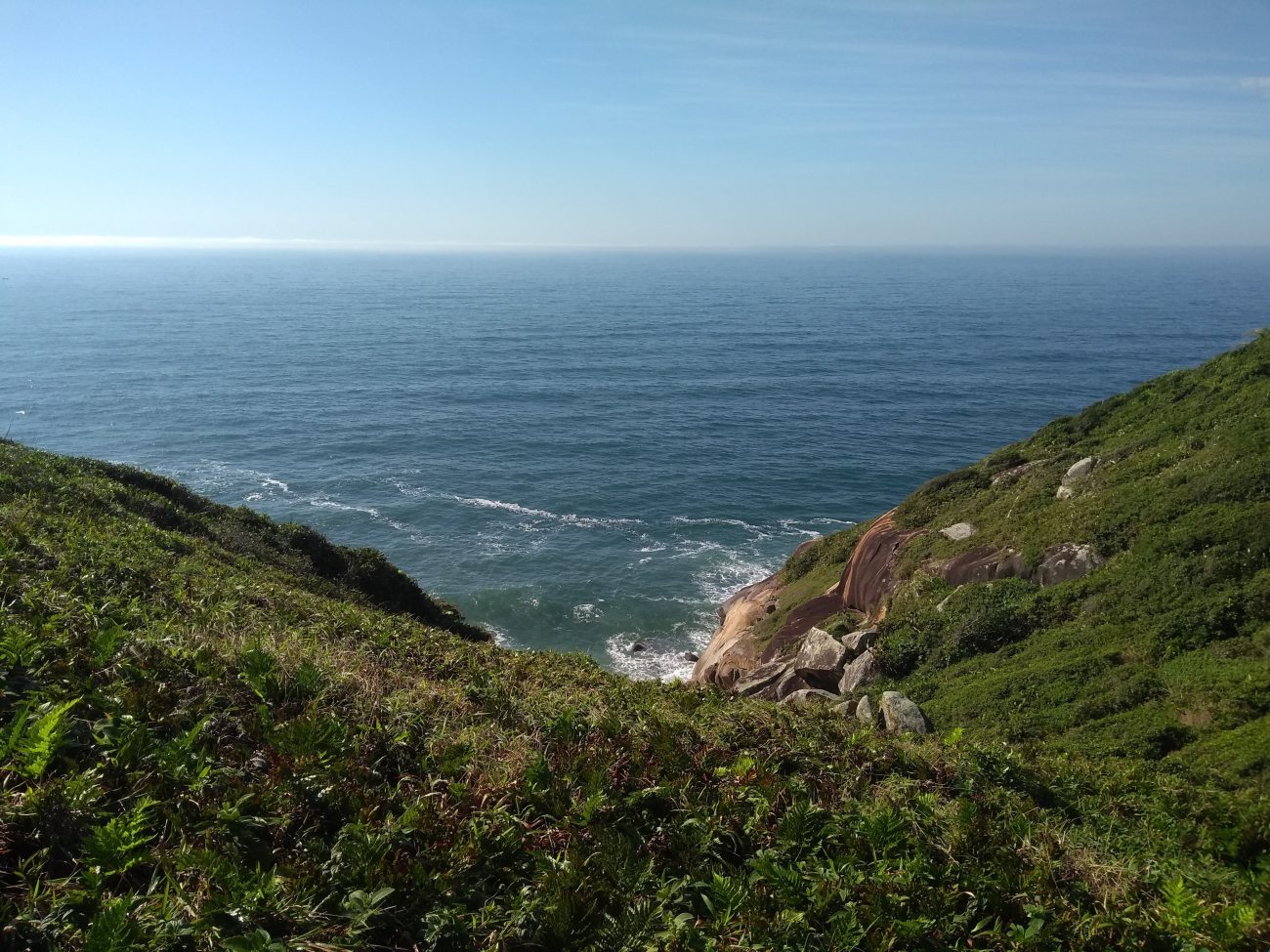 4 trilhas em SC para caminhada que você pode fazer com vista para o mar